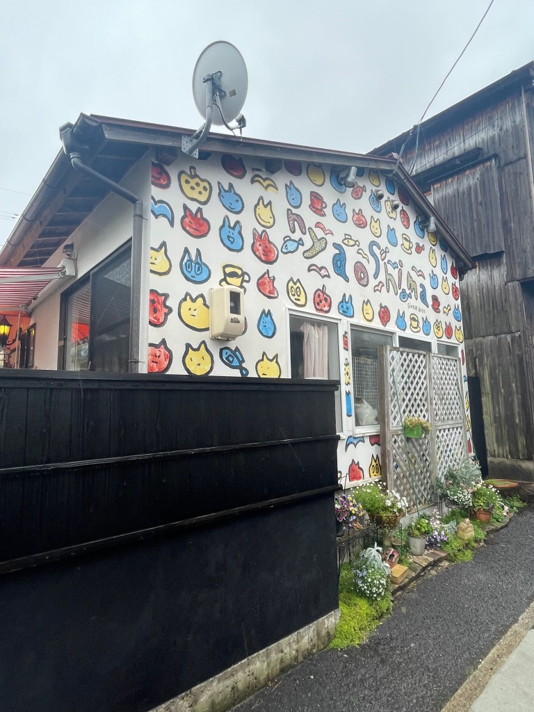 Naoshima cat cafe 