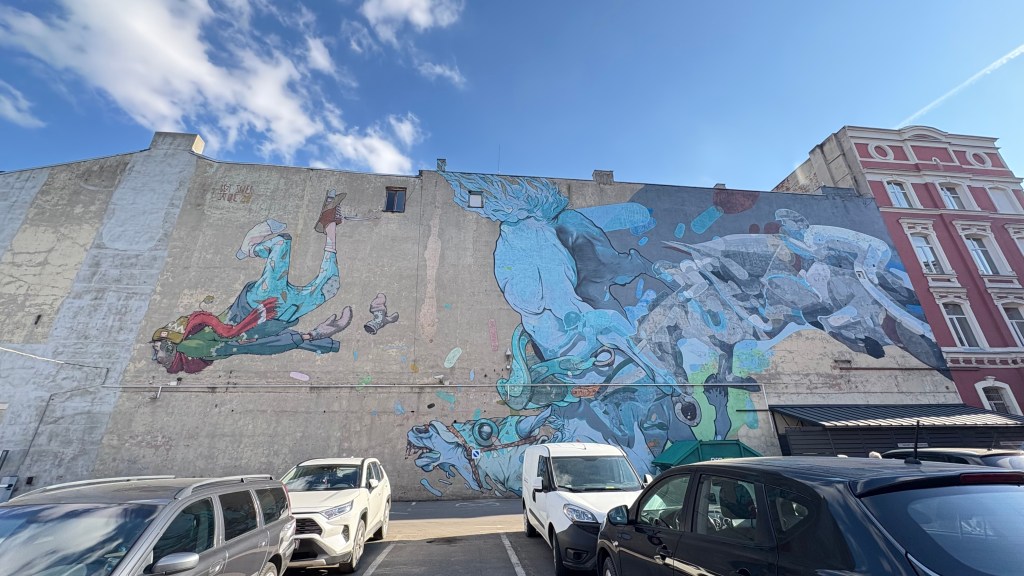 mural z koniem i chłopcem w lodzi