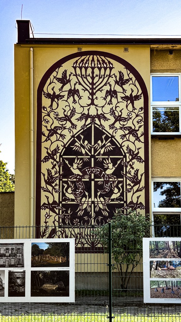 The mural was created to commemorate the 80th anniversary of the outbreak of the ghetto uprising.